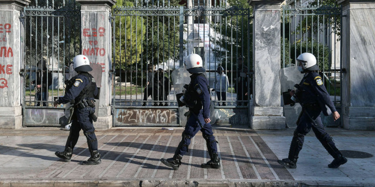 Κοινό κείμενο ΣΥΡΙΖΑ, ΚΚΕ, Μέρα25 για να αποσυρθεί η απόφαση για τις δημόσιες συναθροίσεις