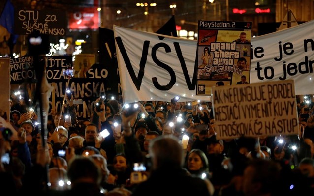 Σλοβακία: Οι διαδηλώσεις συνεχίζονται, παρά την παραίτηση του πρωθυπουργού