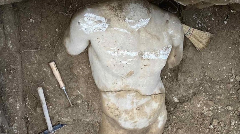 Μαρμάρινο άγαλμα νεαρού θεού Ερμή εντοπίστηκε σε σκάμμα φυσικού αερίου κοντά στο Ηρώδειο