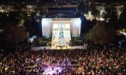 Φωταγωγήθηκε το Χριστουγεννιάτικο δέντρο της Μυτιλήνης